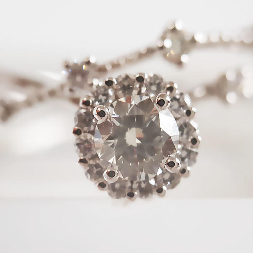 周大福AU750白金时尚交织镂空四爪款花朵造型0.21克拉钻石戒指12.5号（戒圈可改）030326NJT22 商品图7