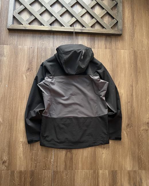 点此购买 始祖鸟ARC春秋季男女款SERRATUS登山攀岩HOODY软壳衣 xj 342203 商品图3