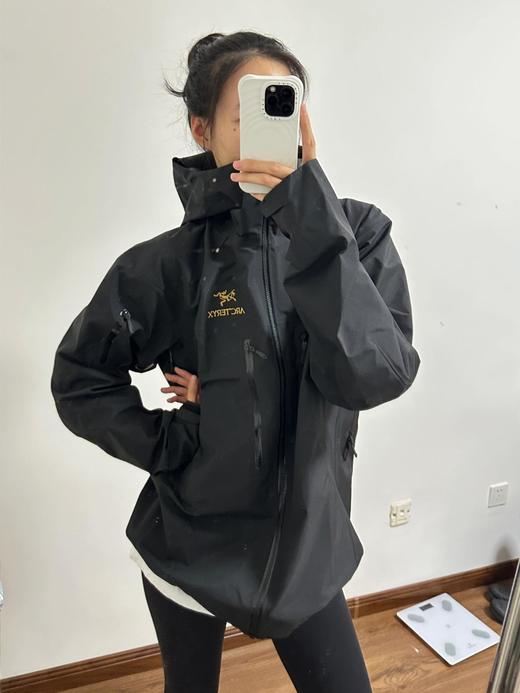 【体验无断层】ARC'TERYX始祖鸟 阿尔法SV8硬壳冲锋衣 真正的户外铠甲，从不妥协。这款始祖鸟硬壳冲锋衣，以专业标准重构防护边界，为每一次山野探索保驾护航。户外机能风和都市风格的完美标杆就是它！ 商品图1