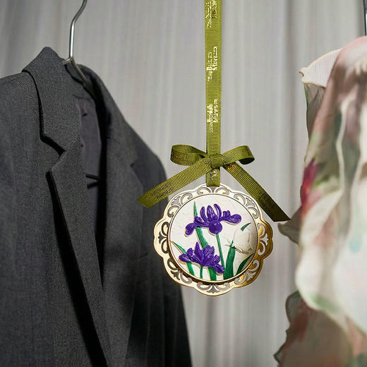 大英博物馆 博物志系列 浮雕石膏香挂香薰礼盒-鸢尾花 商品图3