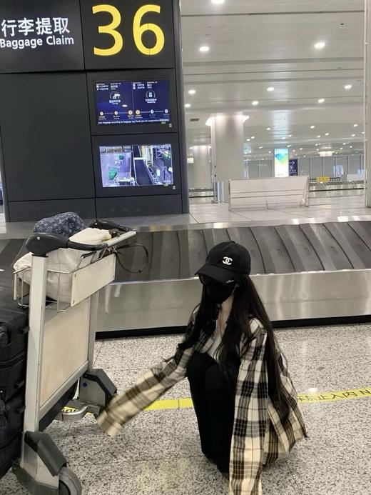 香奈儿帽子 渔夫帽 棒球帽 不可缺???? 今年的新款香奈儿渔夫帽前面双C的logo标志采用了针线的刺绣设计，更加精致 商品图1