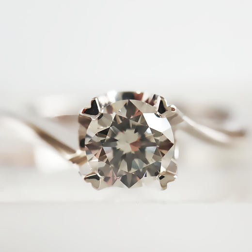 【天然正品】AU750白金经典时尚扭臂四爪款0.53克拉钻石戒指12号（戒圈可改）060326NJS18 商品图5