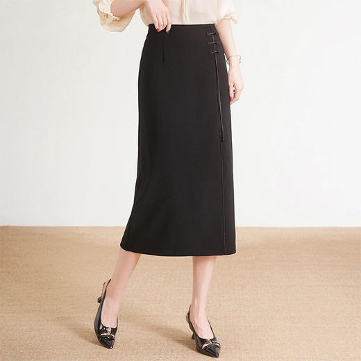 「自」全新升级【铂金会员128/天猫169/差价41】(71055)洛诗琳新中式盘扣开叉半身裙女2026春季时尚通勤国风直筒裙 商品图2