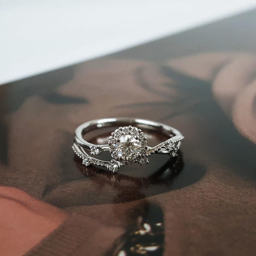 周大福AU750白金时尚交织镂空四爪款花朵造型0.21克拉钻石戒指12.5号（戒圈可改）030326NJT22 商品图4