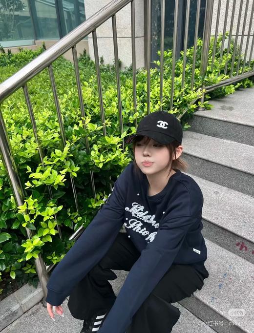 香奈儿帽子 渔夫帽 棒球帽 不可缺???? 今年的新款香奈儿渔夫帽前面双C的logo标志采用了针线的刺绣设计，更加精致 商品图6