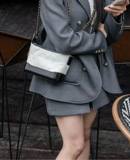 Chanel 小号 黑白熊猫色 油蜡牛皮 流浪包 商品图2