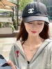 香奈儿帽子 渔夫帽 棒球帽 不可缺???? 今年的新款香奈儿渔夫帽前面双C的logo标志采用了针线的刺绣设计，更加精致 商品缩略图0