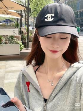 香奈儿帽子 渔夫帽 棒球帽 不可缺???? 今年的新款香奈儿渔夫帽前面双C的logo标志采用了针线的刺绣设计，更加精致