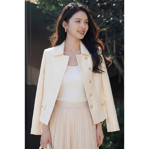 「雅白鎏金小香风外套」柔挺肌理 自带骨感 显贵又耐穿 约会通勤首选 米思阳2026春季新款法式小香风外套高级感修身显瘦翻领斜襟通勤气质上衣女4369 商品图3