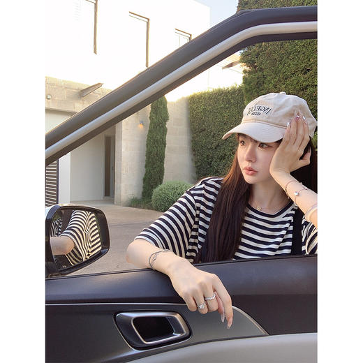 金蘑菇菇 《条纹脑袋的休闲日常》  / 条纹t+小白裤 商品图4