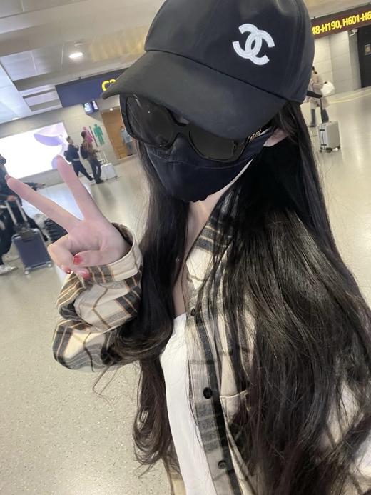 香奈儿帽子 渔夫帽 棒球帽 不可缺???? 今年的新款香奈儿渔夫帽前面双C的logo标志采用了针线的刺绣设计，更加精致 商品图4