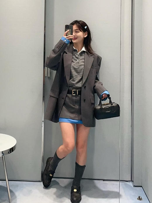 314-1大爆款 miu女士撞色拼接西服 深灰/蓝色袖口西装 商品图3