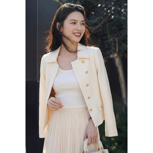 「雅白鎏金小香风外套」柔挺肌理 自带骨感 显贵又耐穿 约会通勤首选 米思阳2026春季新款法式小香风外套高级感修身显瘦翻领斜襟通勤气质上衣女4369 商品图1