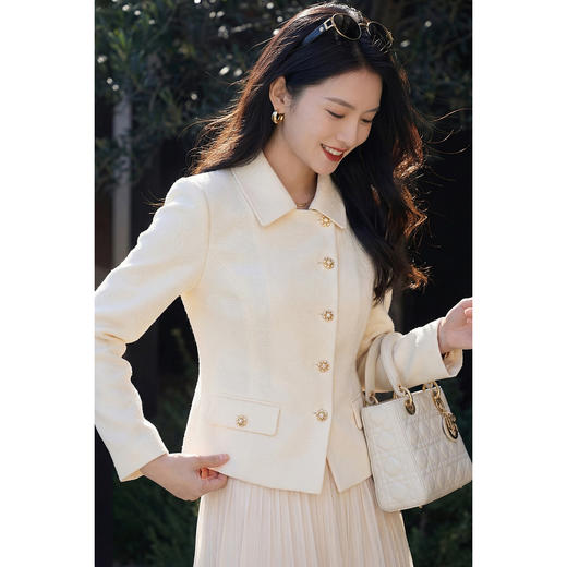 「雅白鎏金小香风外套」柔挺肌理 自带骨感 显贵又耐穿 约会通勤首选 米思阳2026春季新款法式小香风外套高级感修身显瘦翻领斜襟通勤气质上衣女4369 商品图4