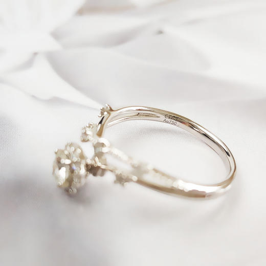 周大福AU750白金时尚交织镂空四爪款花朵造型0.21克拉钻石戒指12.5号（戒圈可改）030326NJT22 商品图6