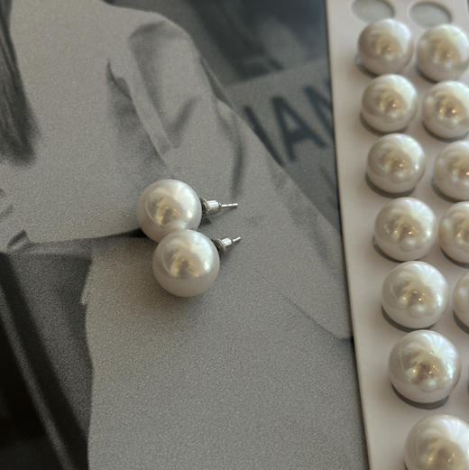 新货 限量 爆亮珠光 有瑕疵在侧背面 面好 ji光 佩戴感绝的 好价 12-13mm 爱迪生珍珠 基本正圆 S925银针 纯银耳堵 商品图0