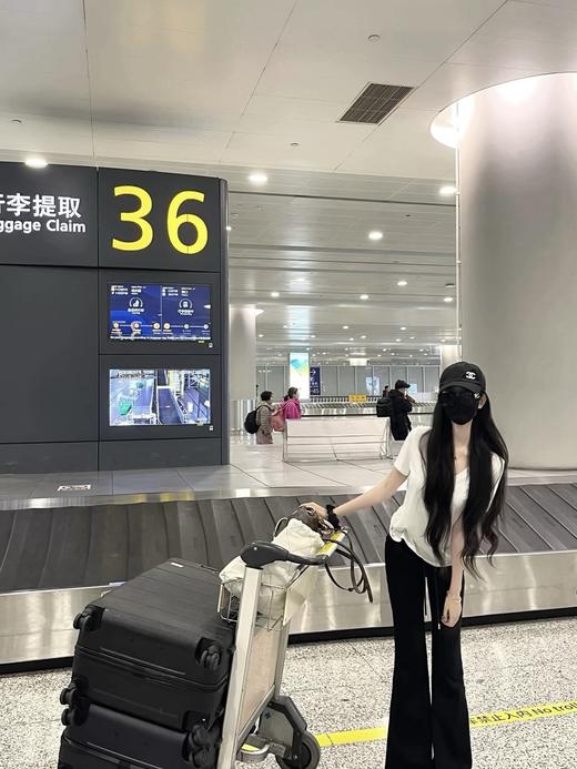 香奈儿帽子 渔夫帽 棒球帽 不可缺???? 今年的新款香奈儿渔夫帽前面双C的logo标志采用了针线的刺绣设计，更加精致 商品图2
