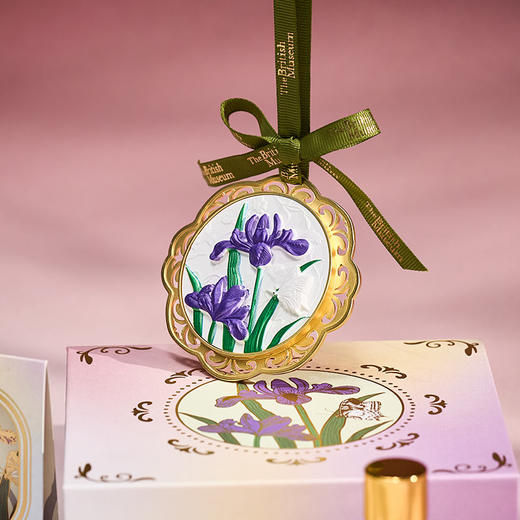 大英博物馆 博物志系列 浮雕石膏香挂香薰礼盒-鸢尾花 商品图1