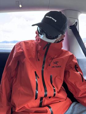 【体验无断层】ARC'TERYX始祖鸟 阿尔法SV8硬壳冲锋衣 真正的户外铠甲，从不妥协。这款始祖鸟硬壳冲锋衣，以专业标准重构防护边界，为每一次山野探索保驾护航。户外机能风和都市风格的完美标杆就是它！