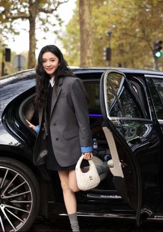 314-1大爆款 miu女士撞色拼接西服 深灰/蓝色袖口西装 商品图0