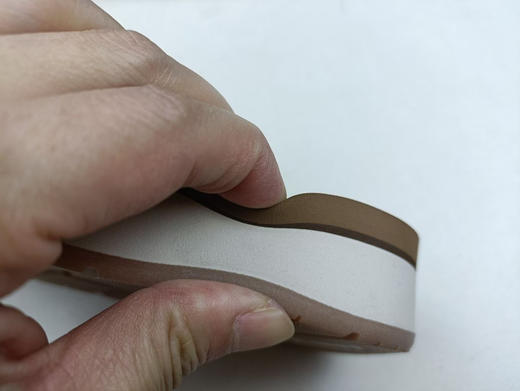 原单正品 cobian人字拖
一双以终身舒适度为口号的拖鞋
橡胶大底接近0.5cm，中低复合了三层
真的舒服啊，官方就没有低于40美金的拖鞋
且自带足弓
码数:41-46码全 商品图7