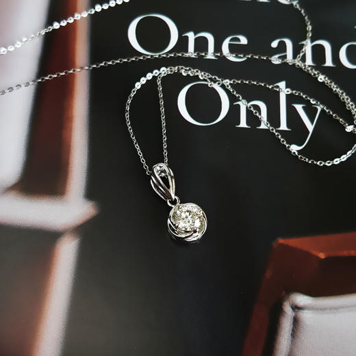 中国黄金AU750白金简约时尚0.504克拉钻石吊坠项链16.5*7.8*5.0MM（皆取最大值）030326NJT24 商品图6