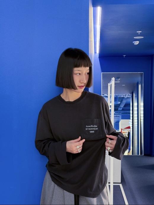 一店k （原版定织棉麻面料！）AS真的太会做松弛感单品了！棉+亚麻的混纺面料软而不塌！太舒服了！口袋倒印小标低调又有辨识度 ！26春新款口袋字母大T恤 宽宽松松慵懒范儿 好穿极了 商品图8