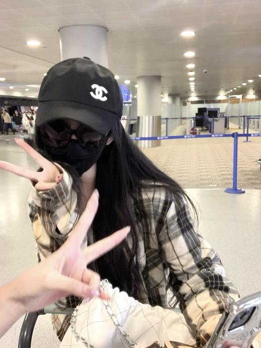 香奈儿帽子 渔夫帽 棒球帽 不可缺???? 今年的新款香奈儿渔夫帽前面双C的logo标志采用了针线的刺绣设计，更加精致 商品图3