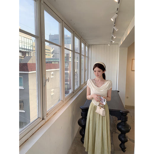 金蘑菇菇 这是一个有着香气的晚上 少女感通勤荡领/背后可收腰t 商品图2