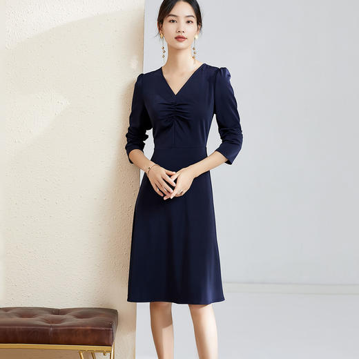 剩S 芳外秋季气质收腰显瘦中长裙子打底裙V领优雅长袖连衣裙女 商品图3