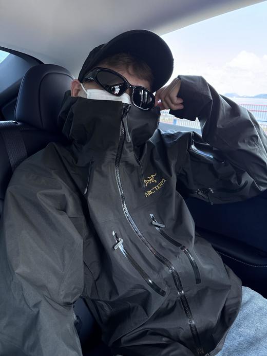 【体验无断层】ARC'TERYX始祖鸟 阿尔法SV8硬壳冲锋衣 真正的户外铠甲，从不妥协。这款始祖鸟硬壳冲锋衣，以专业标准重构防护边界，为每一次山野探索保驾护航。户外机能风和都市风格的完美标杆就是它！ 商品图2