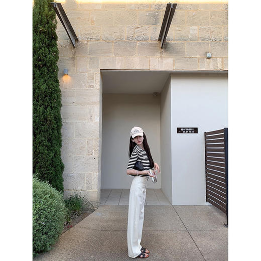 金蘑菇菇 《条纹脑袋的休闲日常》  / 条纹t+小白裤 商品图1