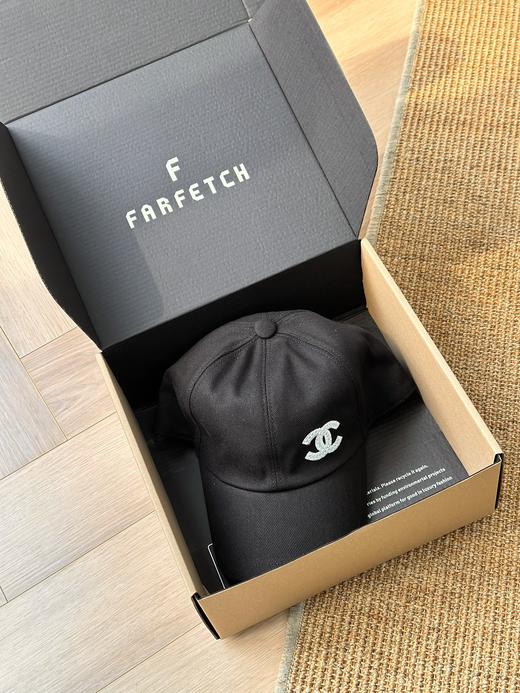 香奈儿帽子 渔夫帽 棒球帽 不可缺???? 今年的新款香奈儿渔夫帽前面双C的logo标志采用了针线的刺绣设计，更加精致 商品图11