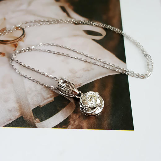 中国黄金AU750白金简约时尚0.504克拉钻石吊坠项链16.5*7.8*5.0MM（皆取最大值）030326NJT24 商品图3