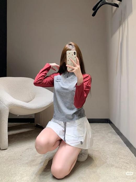 mi*u|谬系早春 26ss 灰红撞色拼肩复古贴布徽标绣标领纽扣纯棉长袖 商品图3