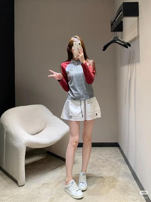 mi*u|谬系早春 26ss 灰红撞色拼肩复古贴布徽标绣标领纽扣纯棉长袖 商品图2