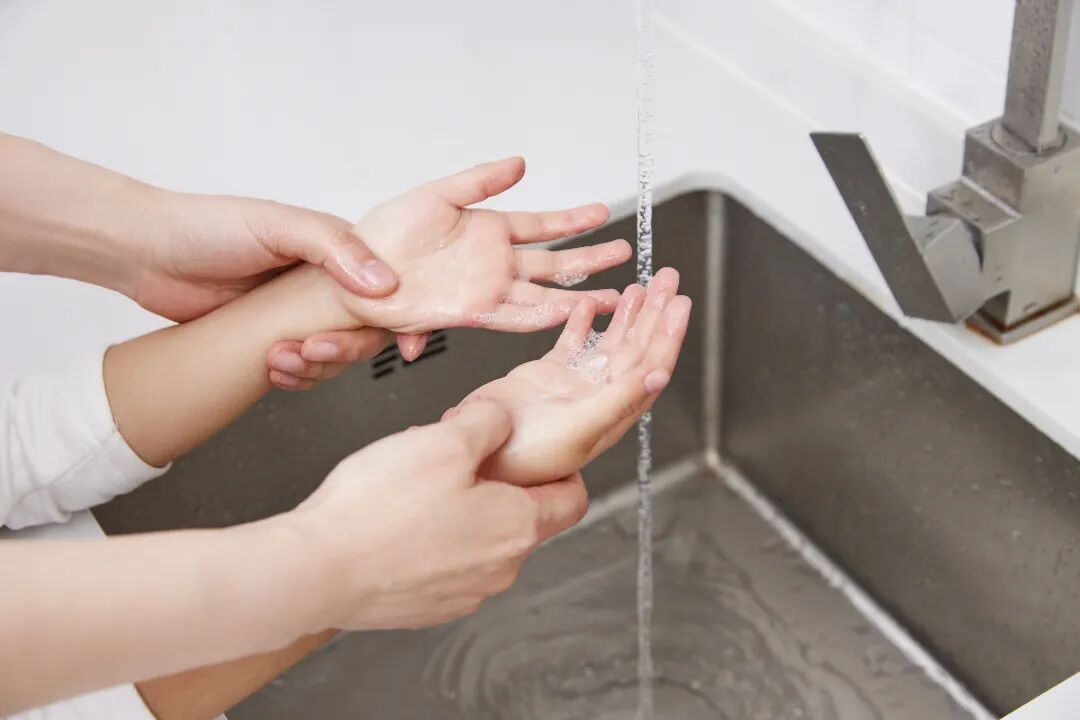 摄图网_502358390_妈妈在教小孩洗手特写(企业商用).jpg