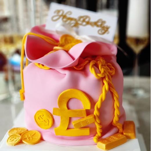 【甜久荟 黄金满袋~粉色翻糖蛋糕】加高4层蛋糕胚 外表是翻糖皮 内里是蛋糕 尺寸参考6寸加高（多一层蛋糕片及多一层夹心）适合5-8人 配上咖啡或茶或香槟 都相得益彰 纯动物鲜奶蛋糕 不齁不腻 商品图8