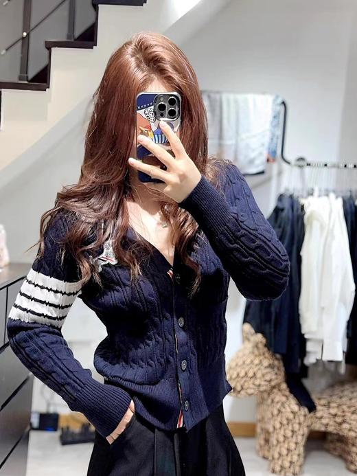 点此购买 TB春秋季女士经典学院风净版袖条V领小麻花2色针织毛衣开衫 mp 342366 商品图5