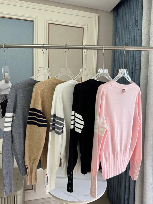 点此购买 TB春秋季女士经典学院风净版袖条V领针织毛衣开衫 mp 342361 商品图1