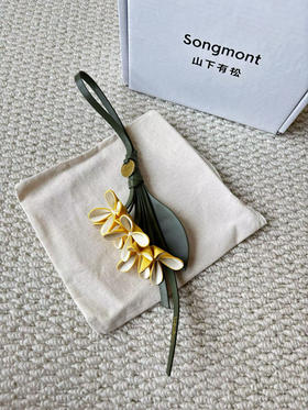正品 Songmont（山下有松）摘金桂挂件，属于品牌国风系列的包挂配饰。