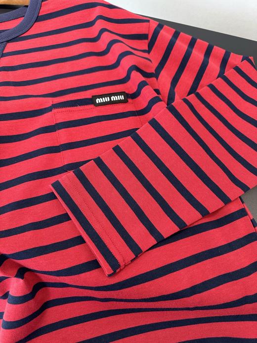 点此购买 缪缪春夏季女士藏青拼红口袋条纹长袖T恤 ye 342348 商品图6