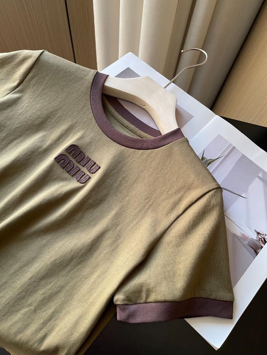 点此购买 缪缪春夏季女士撞色领橄榄绿短袖T恤 ye 342333 商品图3