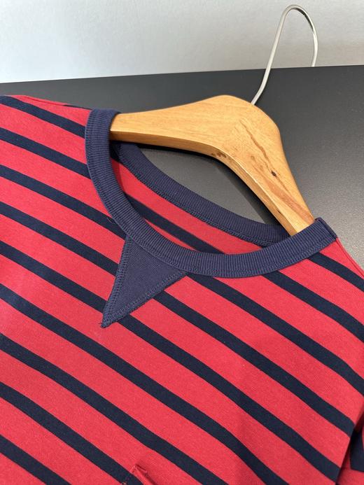 点此购买 缪缪春夏季女士藏青拼红口袋条纹长袖T恤 ye 342348 商品图2