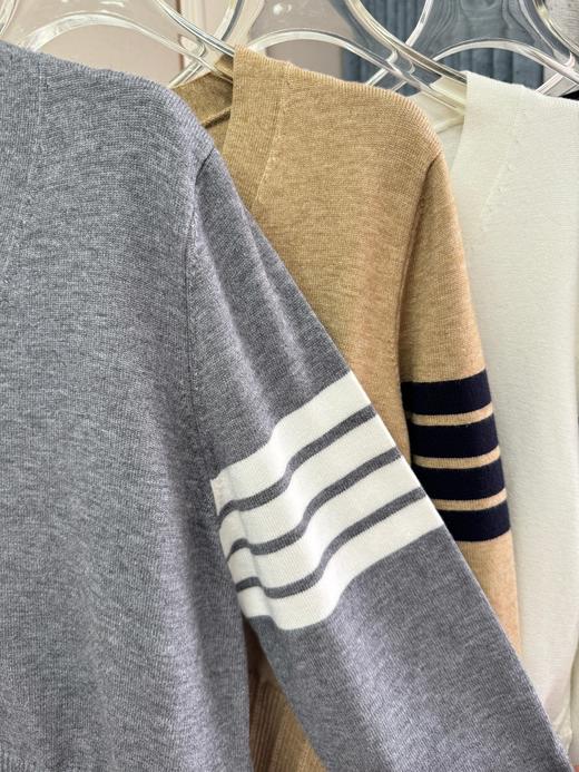 点此购买 TB春秋季女士经典学院风净版袖条V领针织毛衣开衫 mp 342361 商品图12