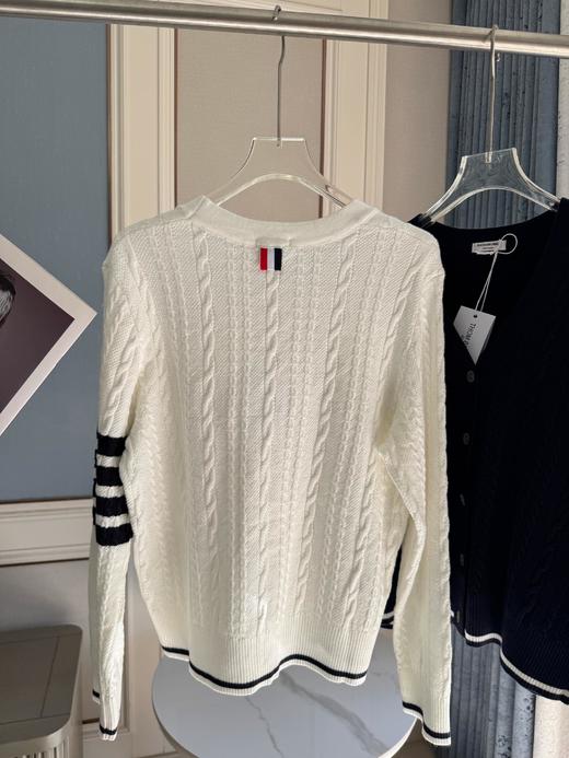 点此购买 TB春秋季女士经典学院风净版袖条V领小麻花2色针织毛衣开衫 mp 342366 商品图1