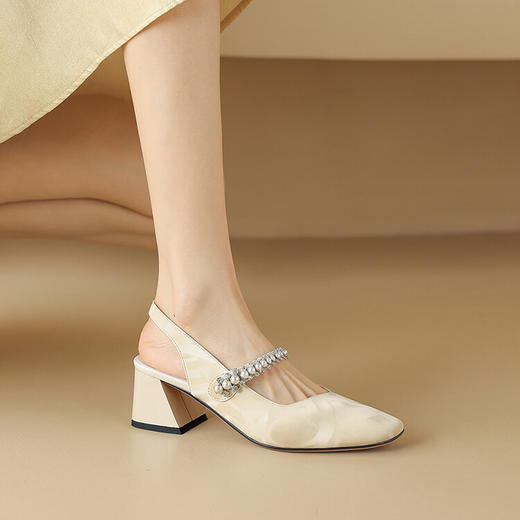 【预售5天】巨好穿水钻珍珠一字带通勤温柔粗跟后空包头凉鞋NDXC&6539 商品图1