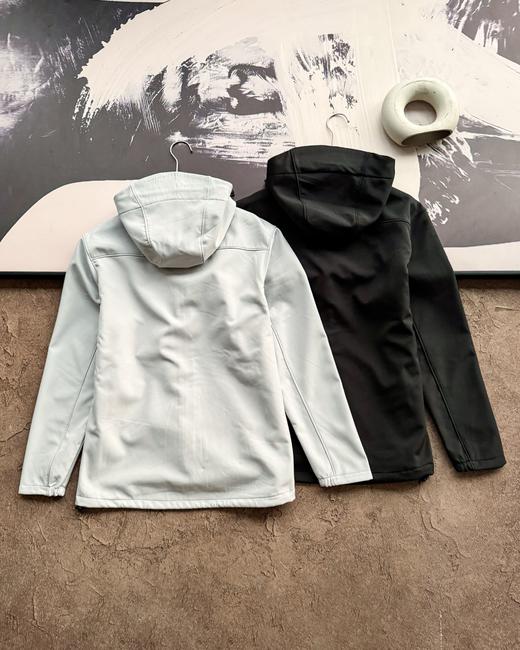 菲乐软壳冲锋衣夹克 绒制内里，固定空气形成保温层，提供保暖防护 商品图1