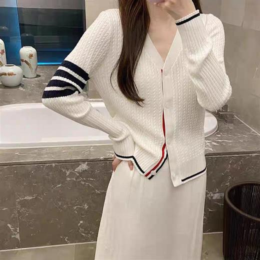 点此购买 TB春秋季女士经典学院风净版袖条V领小麻花2色针织毛衣开衫 mp 342366 商品图7