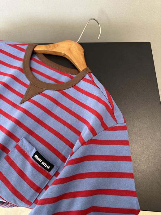 点此购买 缪缪春夏季女士咖色领蓝红条纹口袋短袖T恤 ye 342344 商品图3